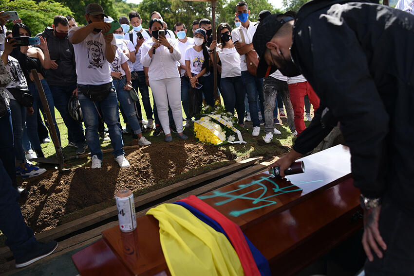 Nicolás Guerrero, de 22 años y primo del alcalde de Cali, fue asesinado el 2 de mayo mientras rendía homenaje a otras personas muertas en medio de las protestas. Sus amigos y familiares lo despidieron con grafitis en su ataúd.