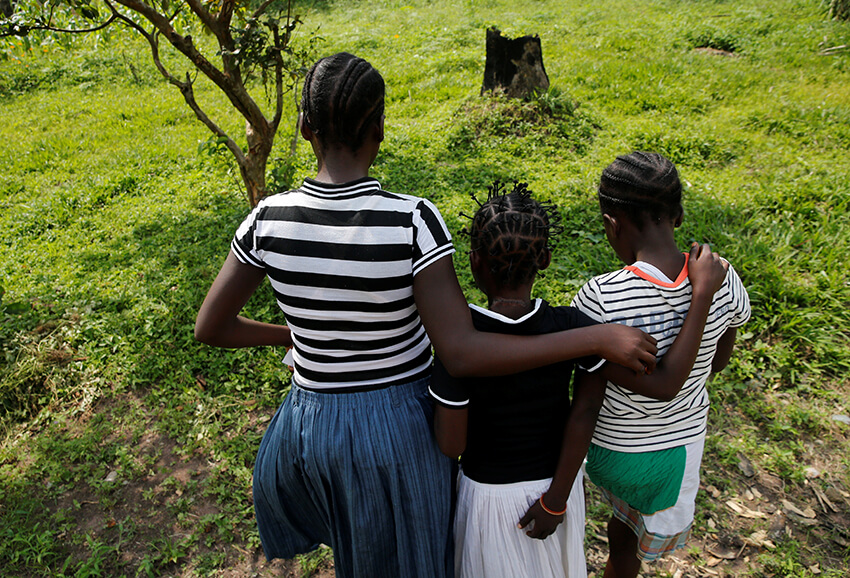 Las niñas desplazadas internamente utilizadas en conflictos armados por la milicia local caminan por las lindes de un refugio seguro para niños y niñas rescatados en Mwene Ditu, provincia de Kasai Oriental en la República Democrática del Congo, el 15 de marzo de 2018. 