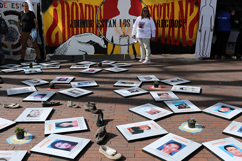 Un familiar de una persona desaparecida asiste a un evento en el Día Internacional de las Víctimas de Desapariciones Forzadas en Bogotá, Colombia, el 30 de agosto de 2019.