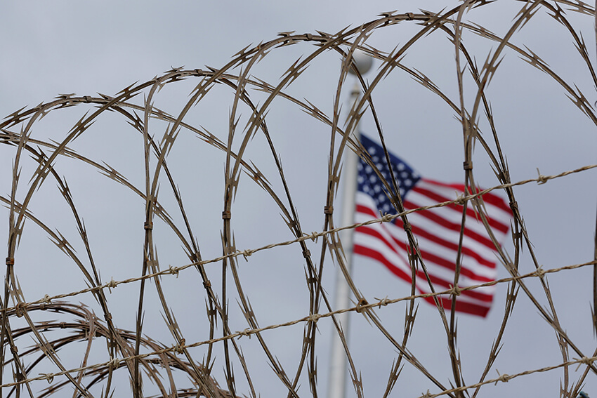 La bandera de Estados Unidos ondea en el interior del Campo VI en la Base Naval de Estados Unidos en la Bahía de Guantánamo, Cuba.