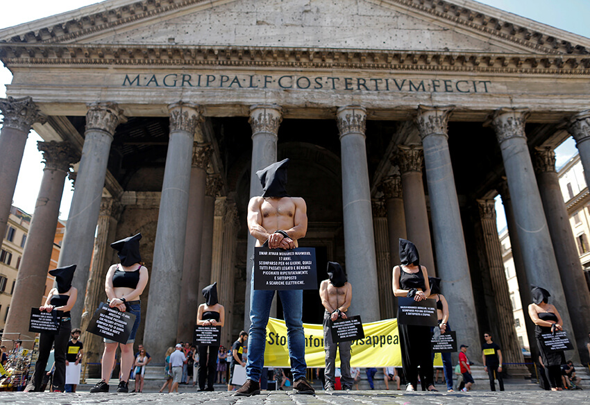 Activistas de Amnistía Internacional participan en una acto de protesta contra contra las desapariciones forzadas en el centro de Roma, Italia.