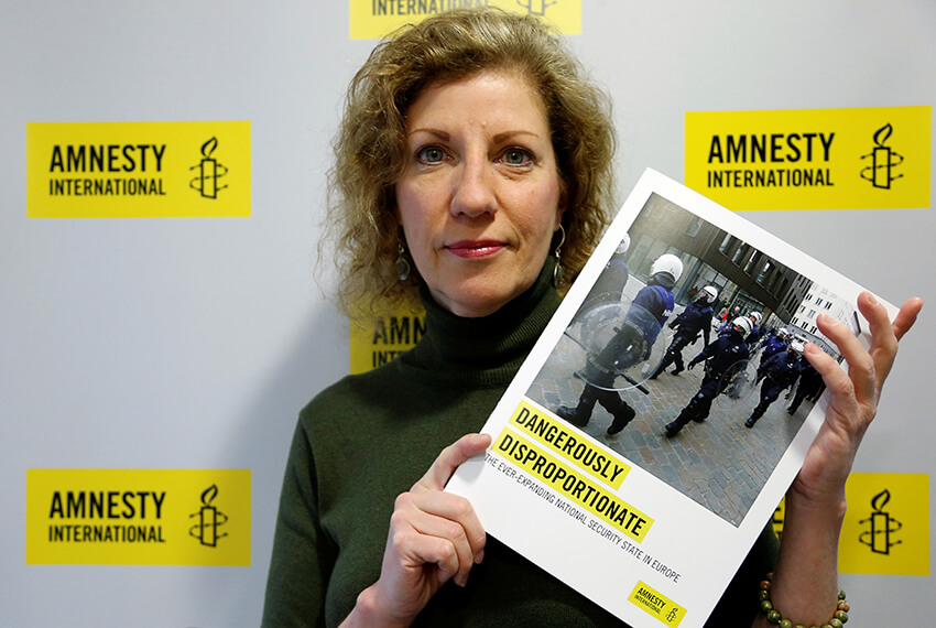 ulia Hall, experta en lucha antiterrorista de Amnistía Internacional, posa con un informe sobre el efecto de las medidas antiterroristas en los derechos humanos en toda Europa, en Bruselas, Bélgica, 17 de enero de 2017.