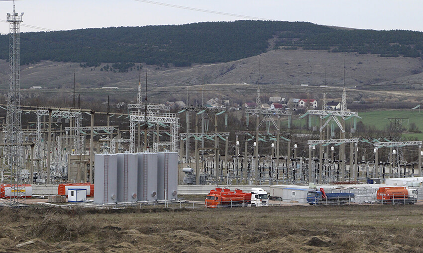 Instalaciones de un generador de turbina de gas móvil que se encendió en Crimea