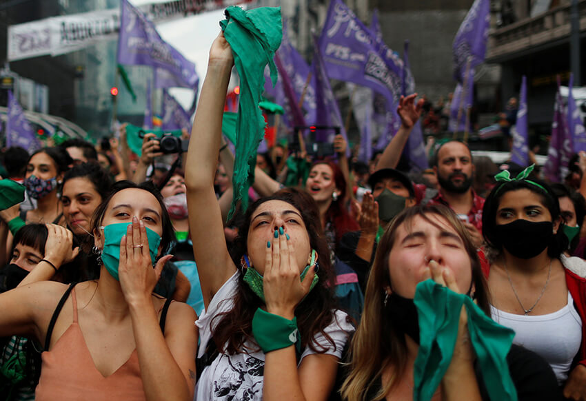 Manifestantes a favor del aborto celebran el resultado de la votación fuera del Congreso Nacional, en Buenos Aires