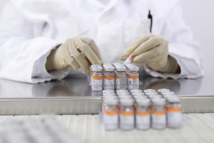 Un empleado recoge viales que contienen CoronaVac, la vacuna de Sinovac contra la COVID-19, en el centro de producción biomédica de Butantan en Sao Paulo, Brasil, el 22 de enero de 2021. 