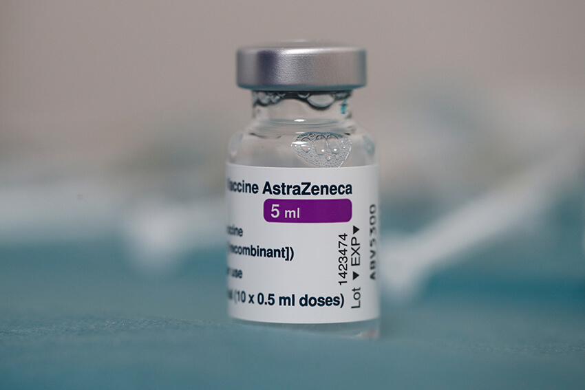 Un vial de la vacuna AstraZeneca contra la COVID-19. 
