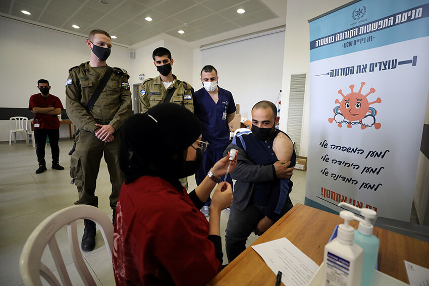 Un trabajador palestino es vacunado en una instalación israelí, el 8 de marzo de 2021. 