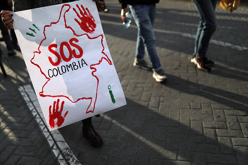 Una persona sostiene un cartel durante una protesta en la que se exige la actuación del gobierno para hacer frente a la pobreza, la violencia policial y las desigualdades en los sistemas de salud y educación, en Bogotá, Colombia, el 7 de mayo de 2021.