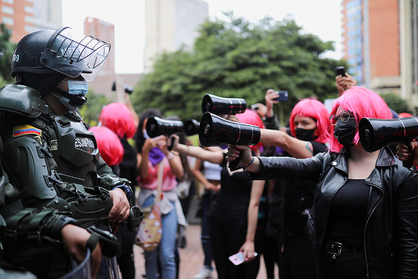 Protesta contra las agresiones sexuales de la policía y el uso exceso de la fuerza contra las protestas pacíficas en Bogotá, Colombia, 15 de mayo de 2021.