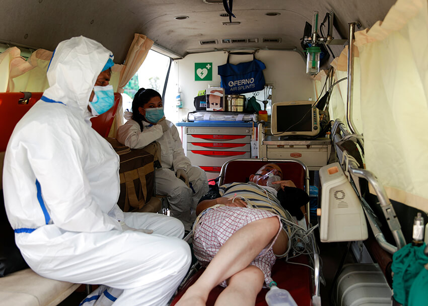 Ramjee Kunwar, de 65 años, un paciente de COVID-19 yace dentro de una ambulancia después de ser trasladado por aire desde Pokhara