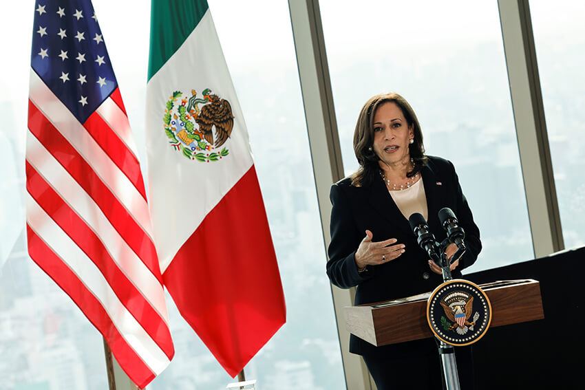 La vicepresidenta de Estados Unidos, Kamala Harris, ofrece declaraciones durante una conferencia de prensa celebrada en el hotel Sofitel México City, el 8 de junio de 2021. 
