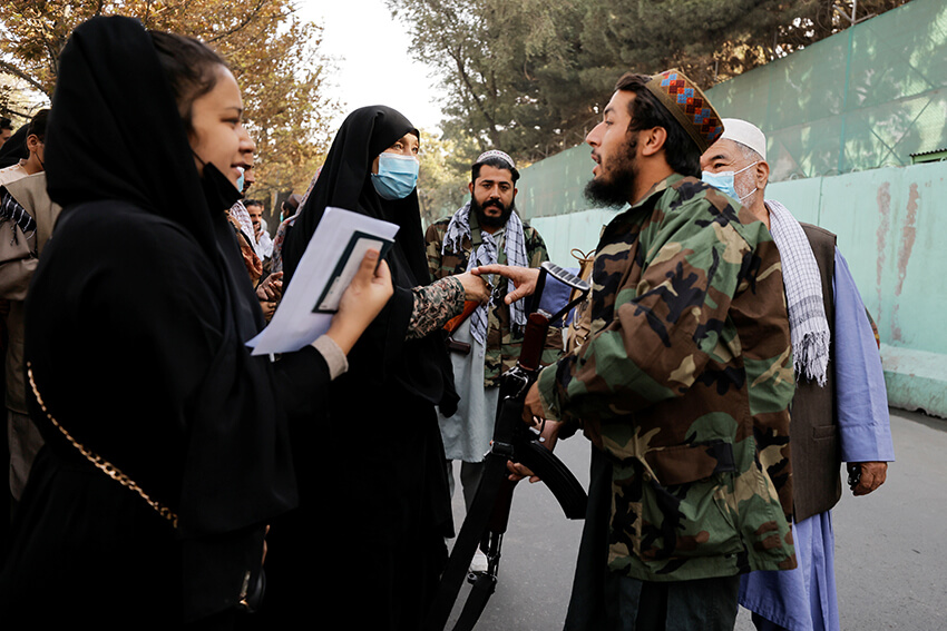 Talibanes controlan a unas mujeres que intentan obtener visados