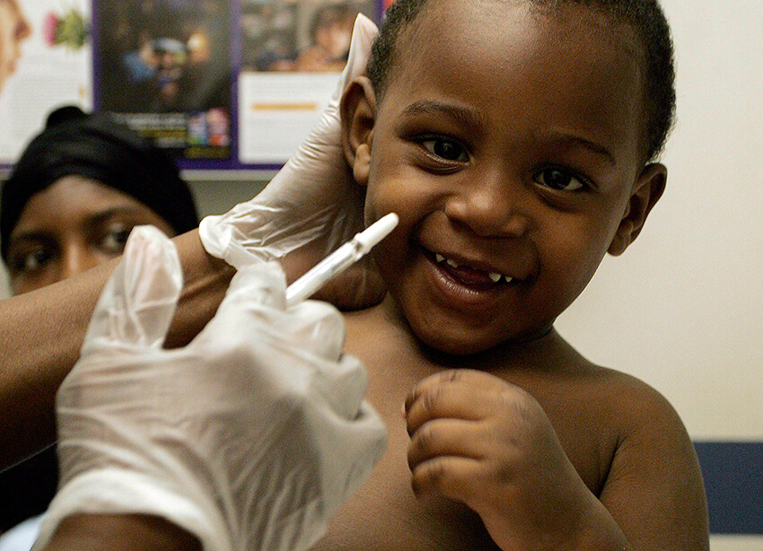 Keisha Skipper observa a su hijo William, de dos años, reaccionar después de recibir la vacuna contra la influenza H1N1 en el Centro Médico de la Universidad Rush en Chicago, Illinois, el 6 de octubre de 2009. 