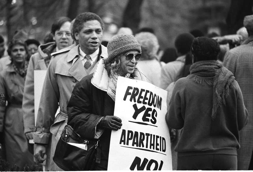 Rosa Parks en una marcha en contra de las políticas raciales
