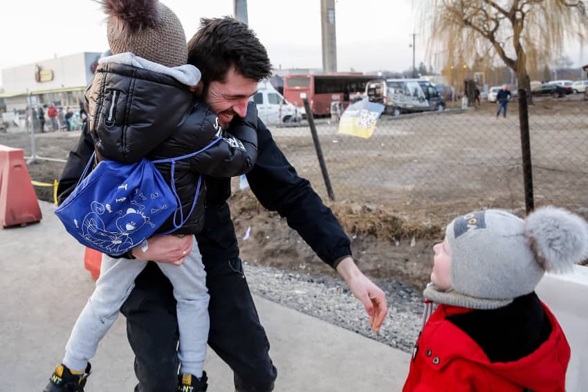 Un padre ucraniano saluda a sus hijos tras llegar a la frontera con Polonia
