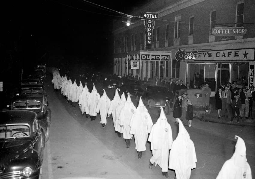 miembros del Ku Klux Klan, ataviados con las tradicionales capuchas y túnicas blancas