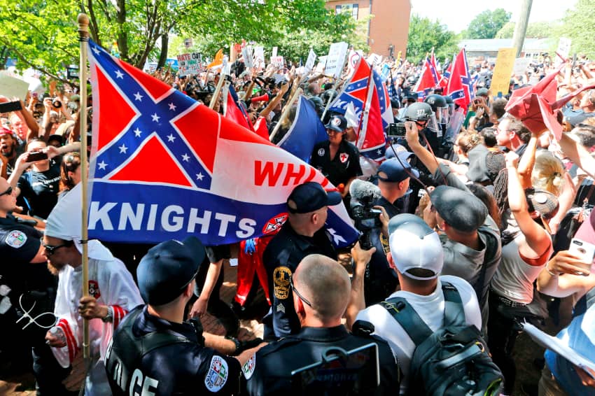 grupo de manifestantes durante un mitin del KKK