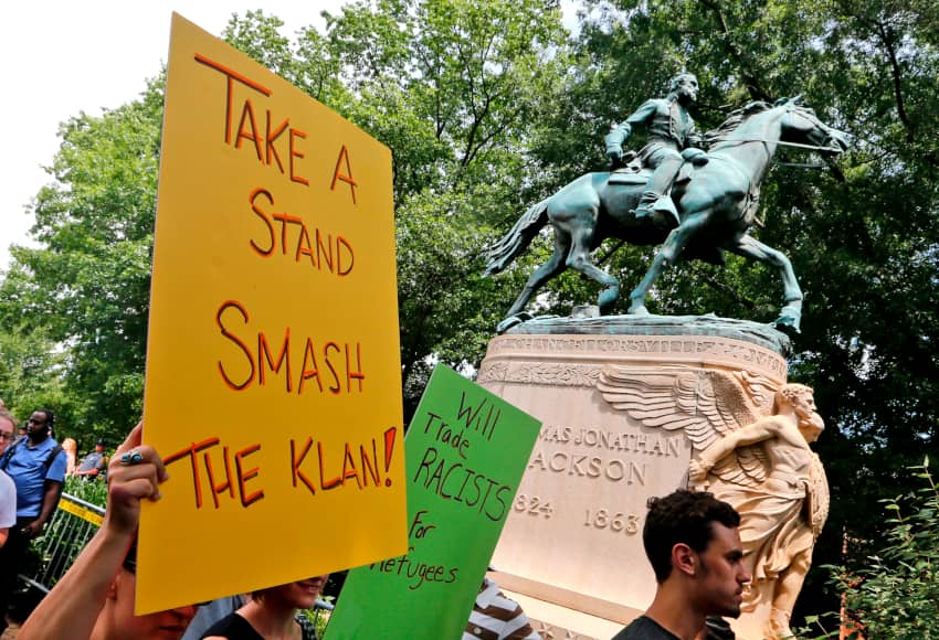 Manifestantes contra un mitin del KKK