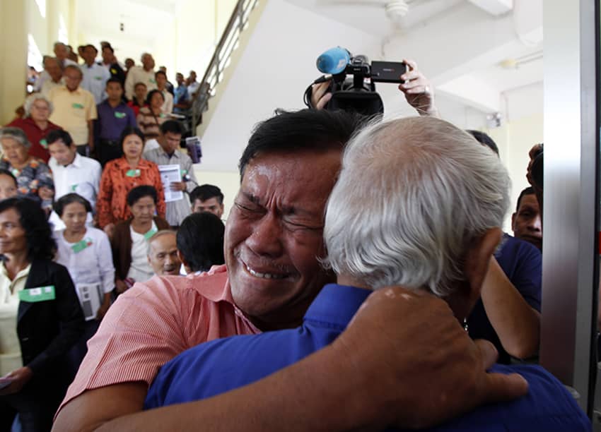 Supervivientes del genocidio camboyano se abrazan ante el fin de la impunidad