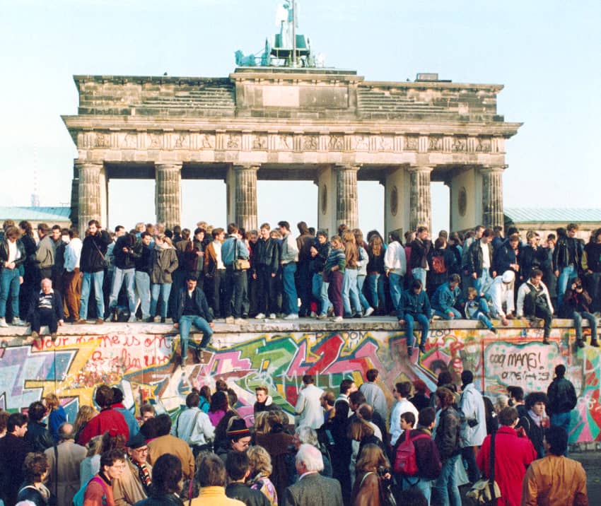 Protesta histórica frente al muro de Berlín