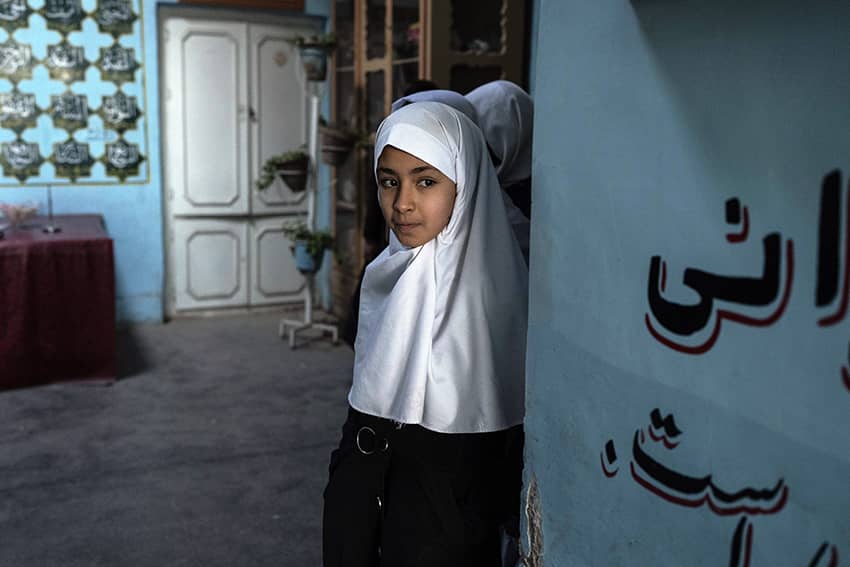 Una niña afgana asiste a la escuela