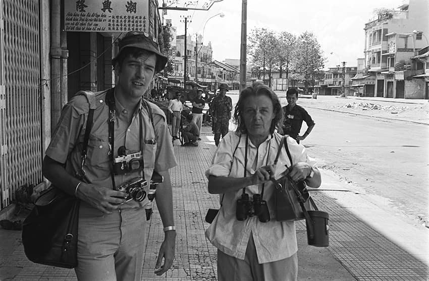 Clare Hollingworth junto con Tim Page en Saigon, 1968