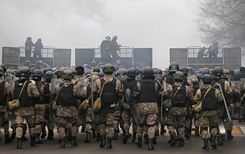 Agentes de la ley kazajos en una barricada