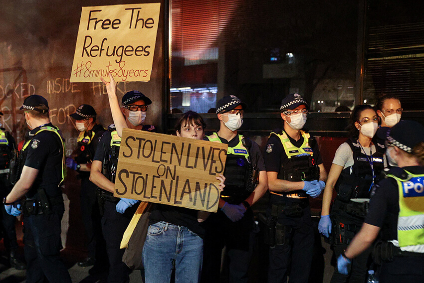 Una manifestante a favor de las personas refugiadas durante una manifestación frente al Park Hotel en Melbourne