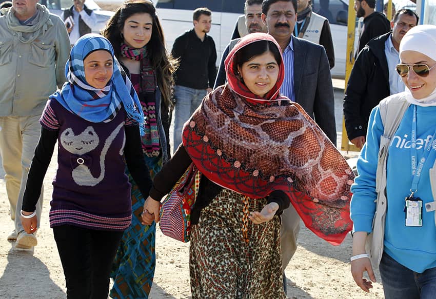 Malala visita una galería de arte en un campo para personas refugiadas cerca de Siria