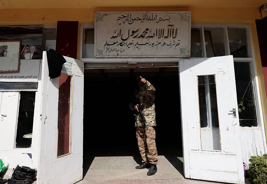 Combatiente talibán a la entrada de una escuela en Kabul, Afganistán