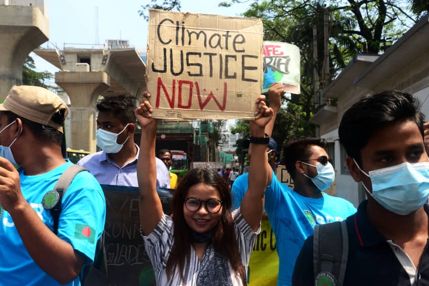 Activistas climáticos y simpatizantes muestran pancartas durante una huelga climática mundial, parte de los Viernes por el Futuro, en Dhaka, Bangladesh. Informe Anual de Amnistía Internacional revela la cruda realidad del cambio climático