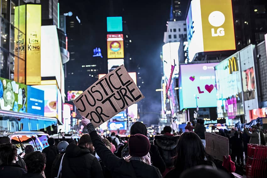 La gente se reúne para protestar contra la agresión policial a Tyre Nichols en Times Square, Nueva York, Estados Unidos, el 28 de enero de 2023