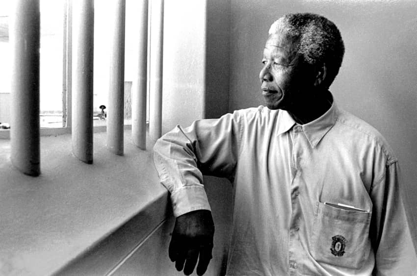 Nelson Mandela volvió a visitar su celda en la isla de Robben, donde pasó dieciocho de sus veintisiete años de prisión