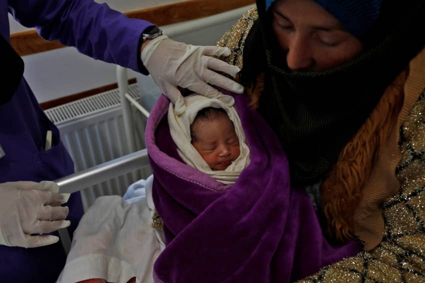 Una mujer y su bebé son atendidas en un hospital afgano. Por las restricciones impuestas por los talibanes solo pueden ser atendidas por una doctora mujer