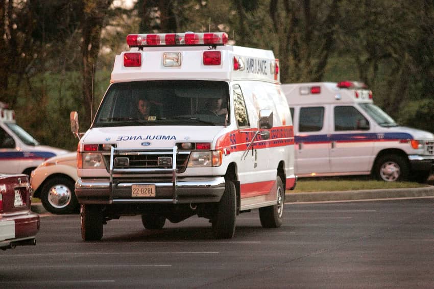 Ambulancias tras el tiroteo masivo en la Universidad del suroeste de Virginia. Un mar de muertos por la violencia armada en Estados Unidos