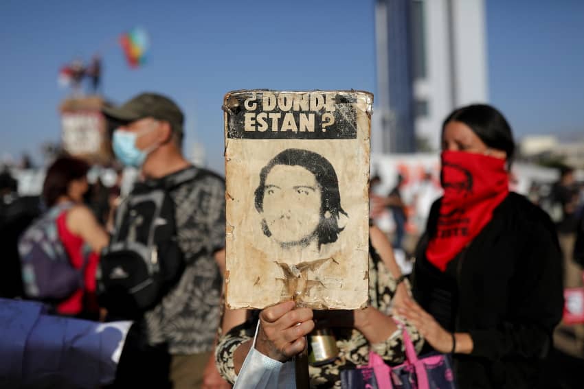 Manifestación contra las violaciones de derechos humanos cometidas durante el mandato de Pinochet. Aniversario del golpe, recordando y buscando reconciliación