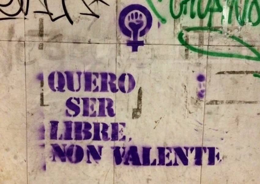 Grafiti callejero que pone "quiero ser libre, no valiente"