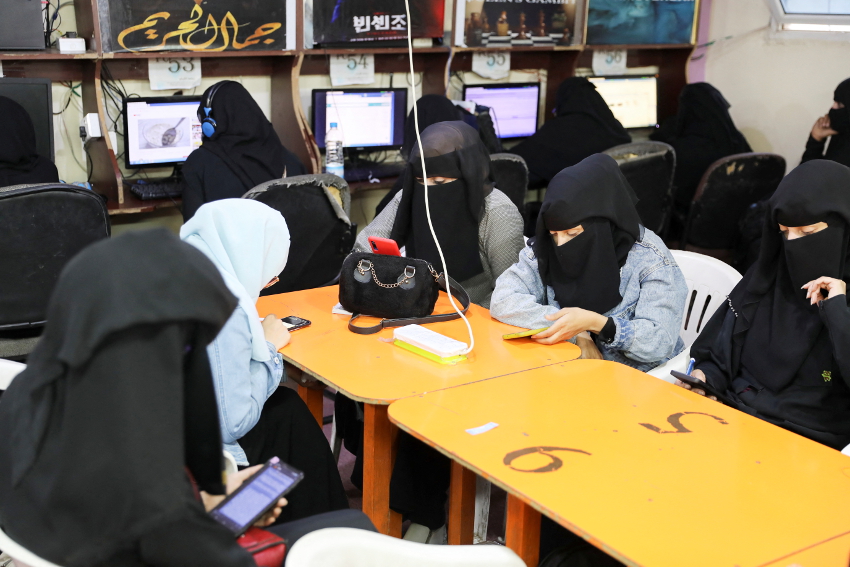 Un grupo de mujeres utilizan teléfonos móviles y ordenadores en un cibercafé después de que se restablecieran los servicios de Internet tras cuatro días de interrupción en Sanaa, Yemen, un país donde no se respetan los derechos de las mujeres