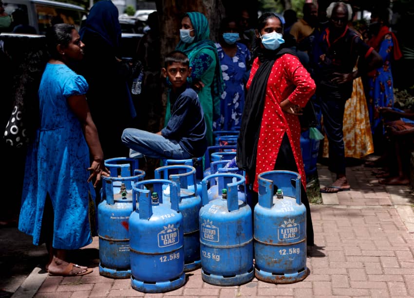 Varias personas esperan para comprar tanques de gas doméstico cerca de un distribuidor en Colombo, Sri Lanka, un país que disfrutaría de margen fiscal si le aliviaran la deuda