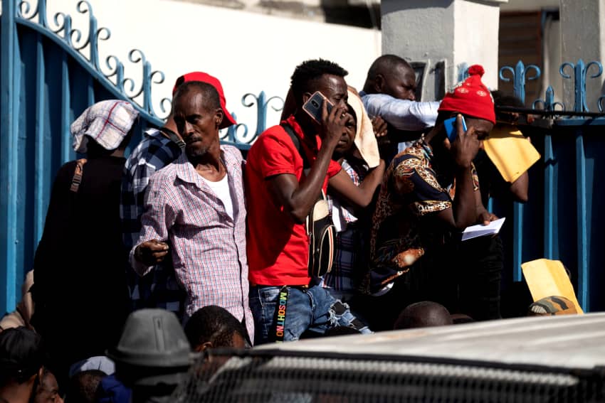 Varios haitianos se reúnen frente a una oficina de inmigración para solicitar un pasaporte en Puerto Príncipe, Haití 