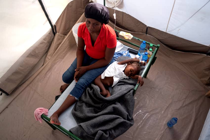 Una paciente con síntomas de cólera recibe tratamiento en una clínica de Médicos Sin Fronteras días después de que la policía haitiana bloqueara las calles durante una protesta en Puerto Príncipe, Haití