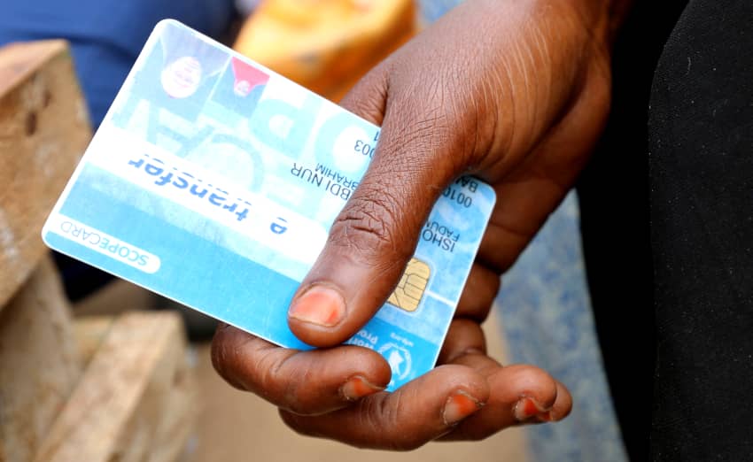 Una persona sostiene su tarjeta del Programa Mundial de Alimentos (PMA) en el distrito de Daynile de Mogadiscio, Somalia, un país donde alivio de la deuda puede liberar importantes recursos para mejorar prestaciones de salud pública esenciales