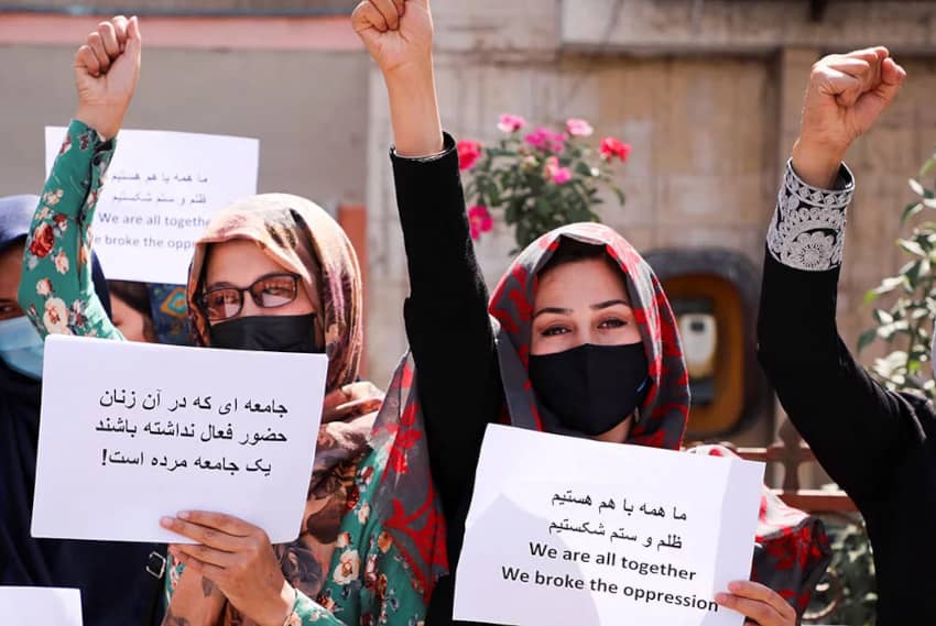 Un grupo de mujeres protesta contra las normas impuestas por los talibanes
