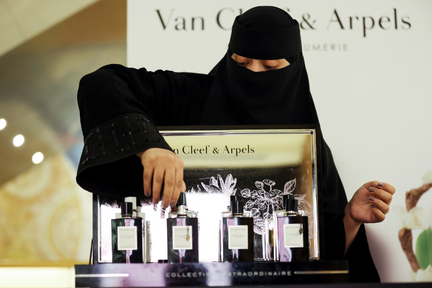 Una mujer saudí ordena los perfumes en una tienda de cosméticos en el centro comercial Centria en Riad, Arabia Saudí, un país que no respeta los derechos de las mujeres