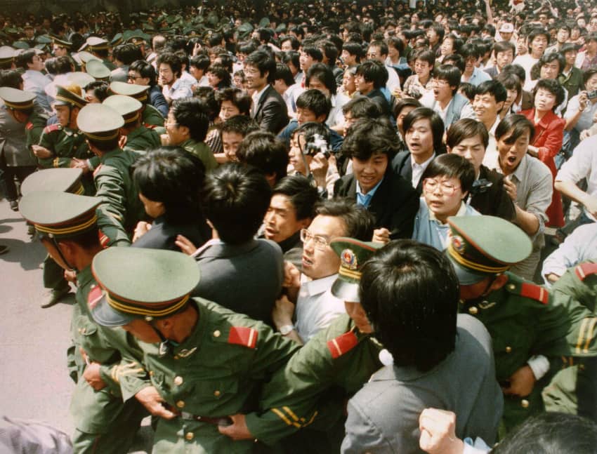Estudiantes se saltan el cordón policial en Tiananmen donde tuvo lugar la fatídica represión de 1989