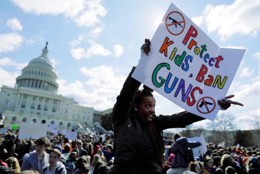La estudiante de secundaria de Washington, DC, Sara Durbin, muestra una pancarta para exigir leyes más estrictas para reformar el control de armas. Se deben buscar soluciones para acabar con la violencia armada en las escuelas de Estados Unidos 