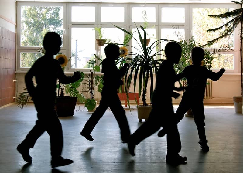 Niños en las instalaciones de una escuela pública en Eslovaquia