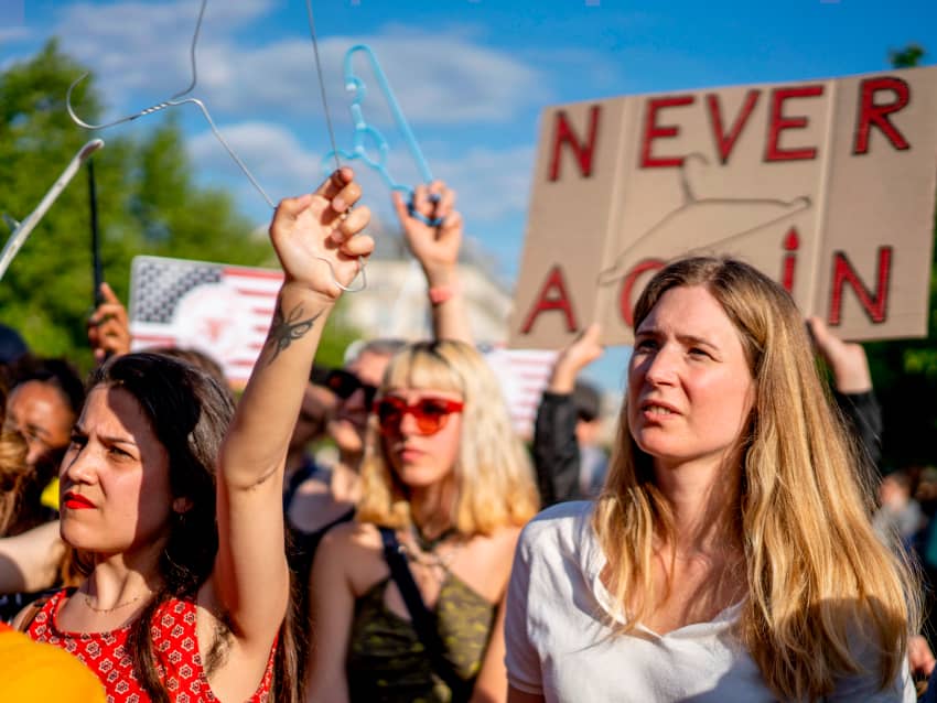 Manifestación por el derecho al aborto en Estados Unidos y carteles de Nunca más