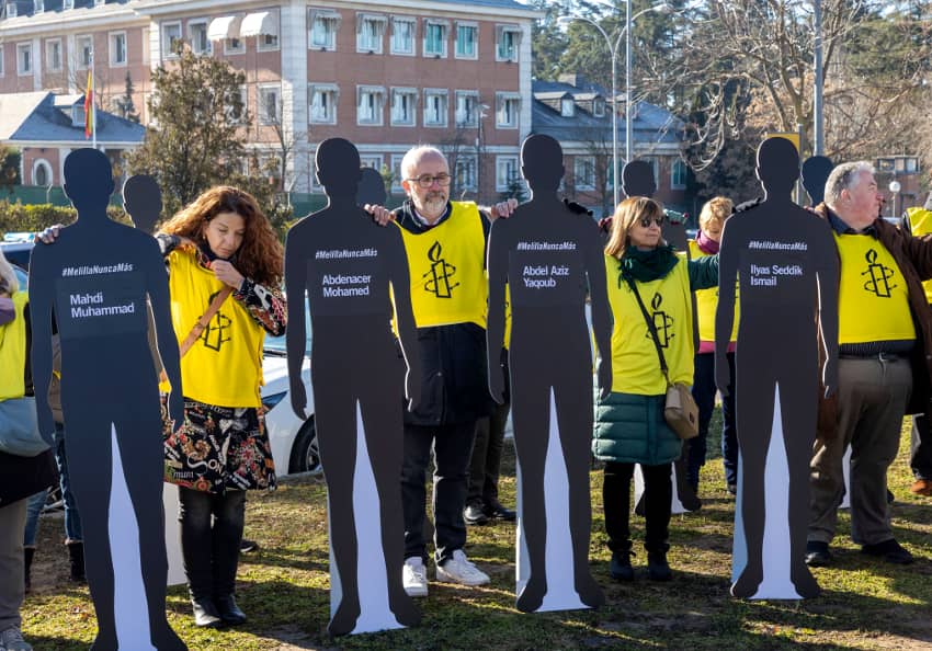 Acto público de Amnistía Internacional en el que se colocaron siluetas de personas migrantes a la entrada del Palacio de la Moncloa para recordar a las, al menos, 23 personas que murieron el 24 de junio de 2022