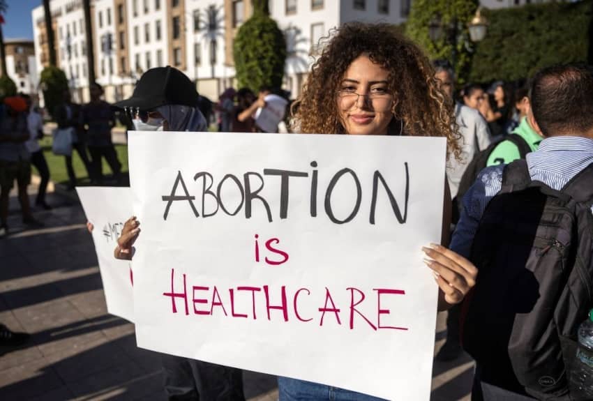 Una activista se manifiesta a favor del derecho al aborto
